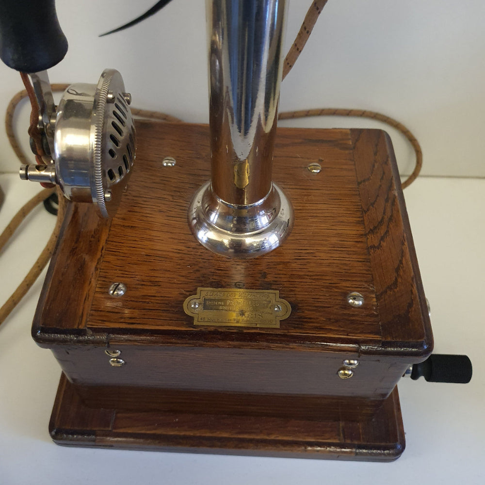 Téléphone français en bois